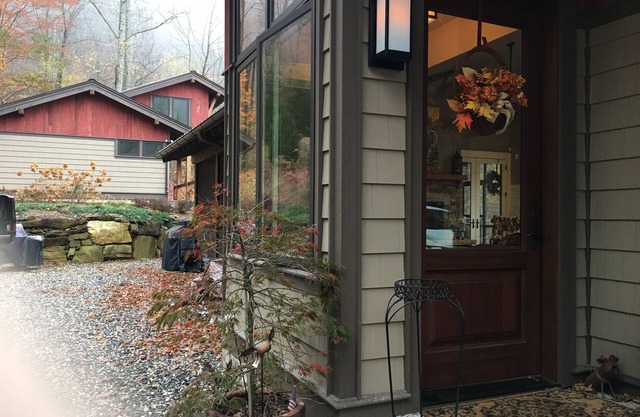 Beautiful Modern Home-Majestic Mountain Views - NEAR CASINO & CATALOOCHEE SKI