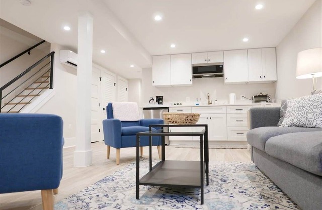 Beautiful & Modern-near Subway Parking!
