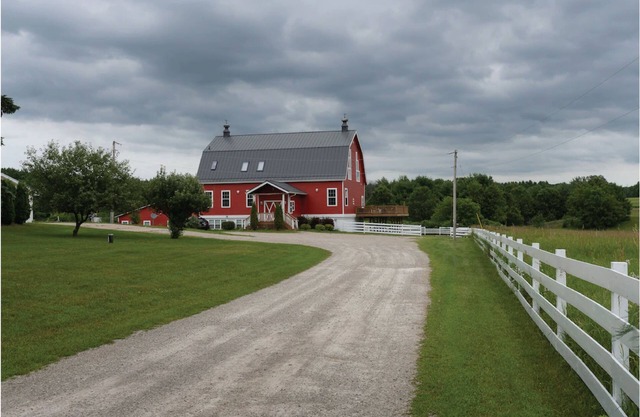 Beautiful modern rustic barn located near state parks and Chain o Lakes.