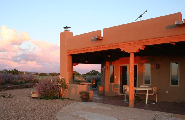 Beautiful mountain views, tranquil retreat in Santa Fe