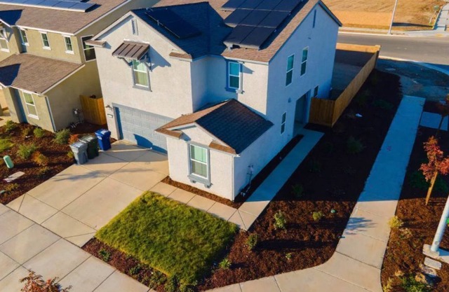 Beautiful new 5BR home - free parking