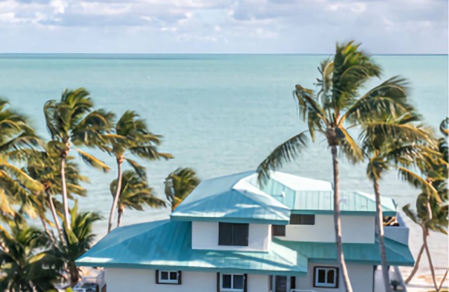 Beautiful ocean front private beach 2-bedroom house gorgeous views Isla morada