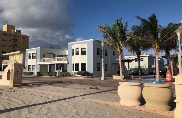 Beautiful Ocean front 2 bedroom condo in an Iconic Bldg in Hollywood