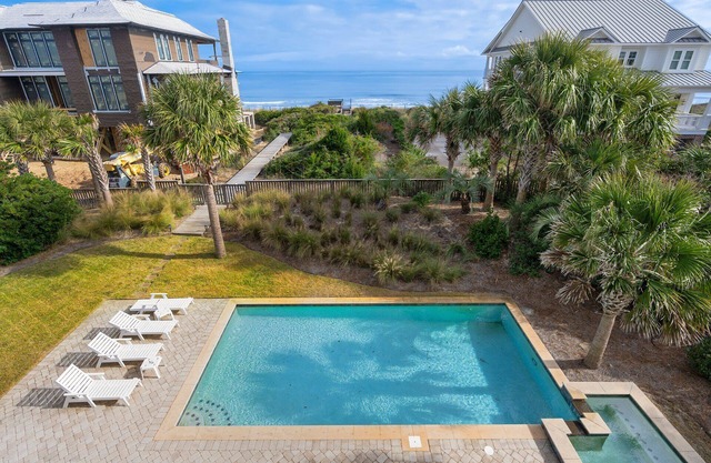 Beautiful Oceanfront home with a pool