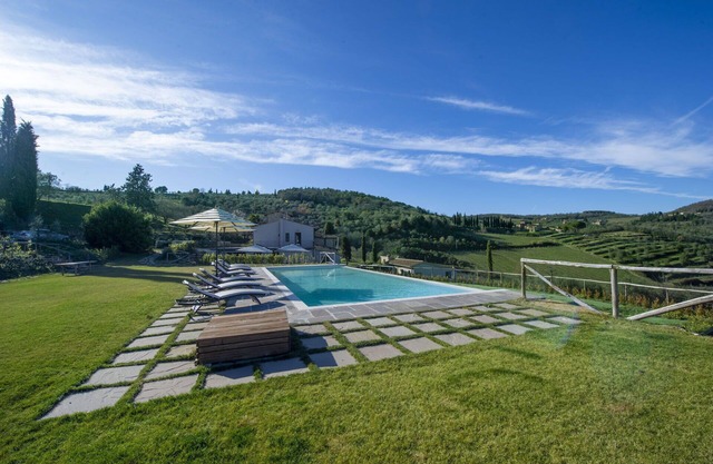 Beautiful private villa with A/C, WIFI, private pool, hot tub, TV, patio, close to Greve In Chianti