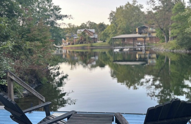 Beautiful Pet friendly waterfront on lake Martin!nWelcome to “Driftwood Vista”