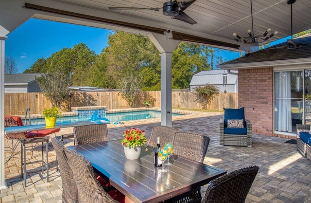 Beautiful Pool Home and sleeps 10!