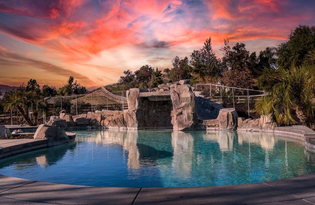 Beautiful pool home steps from wineries!