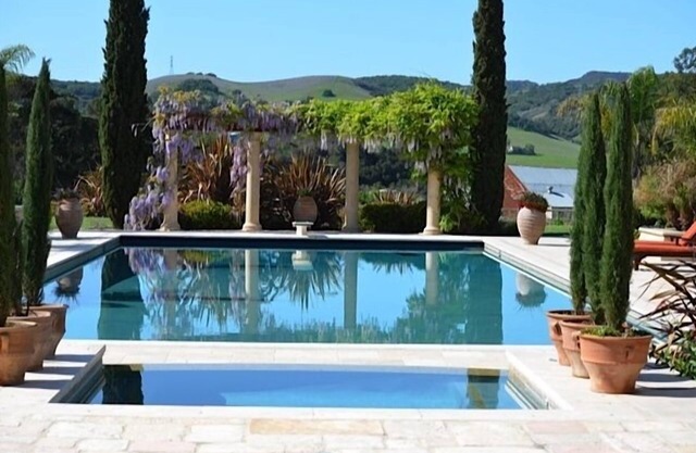 Beautiful Pool Side Tuscany Setting!