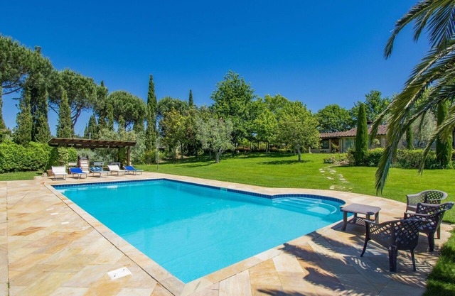 Beautiful private villa for 8 people with WIFI, hot tub, private pool, TV, patio and pets allowed