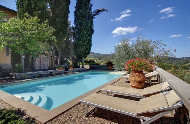 Beautiful private villa with WIFI, private pool, hot tub, TV, balcony, close to Greve In Chianti