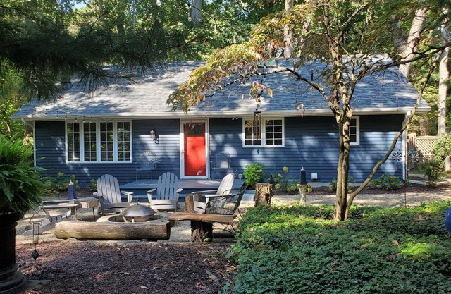 Beautiful Private Cottage, Sleeps 6, Walk to Beach