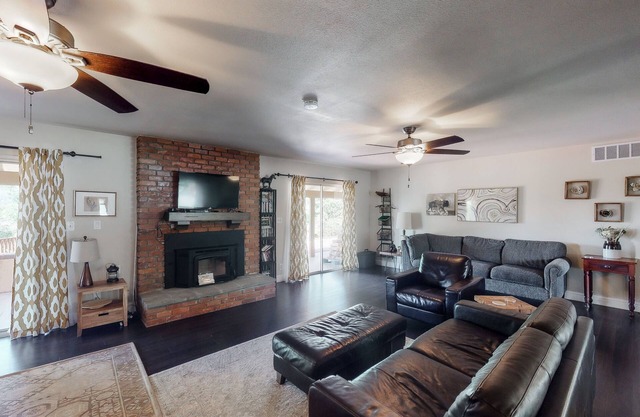 Beautiful private home gas grill, washer/dryer, central A/C