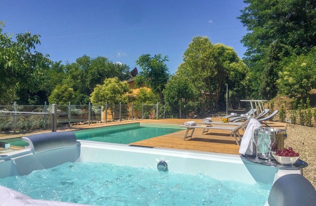 Beautiful private villa for 12 people with WIFI, A/C, private pool, hot tub and TV