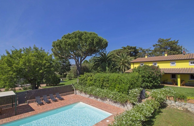 Beautiful private villa with A/C, WIFI, private pool, TV, patio, pets allowed and parking