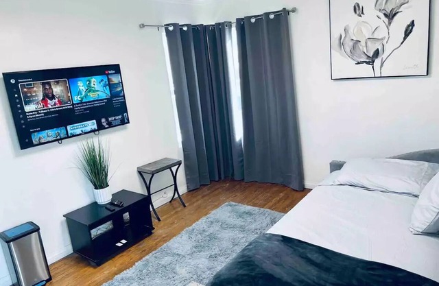 Beautiful private upstairs studio close to USC, LAX, SOFI, BMO