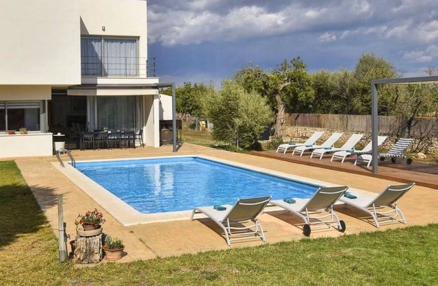 Beautiful private villa for 10 people with pool, A/C, WIFI, TV, patio, pets allowed and parking