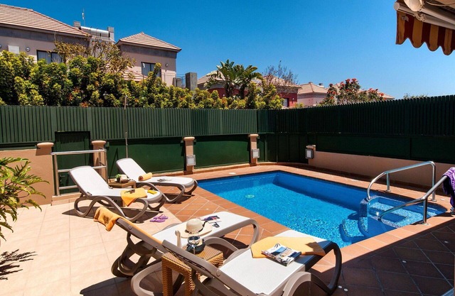 Beautiful private villa for 8 guests with WIFI, private pool, A/C, TV, patio and pets allowed