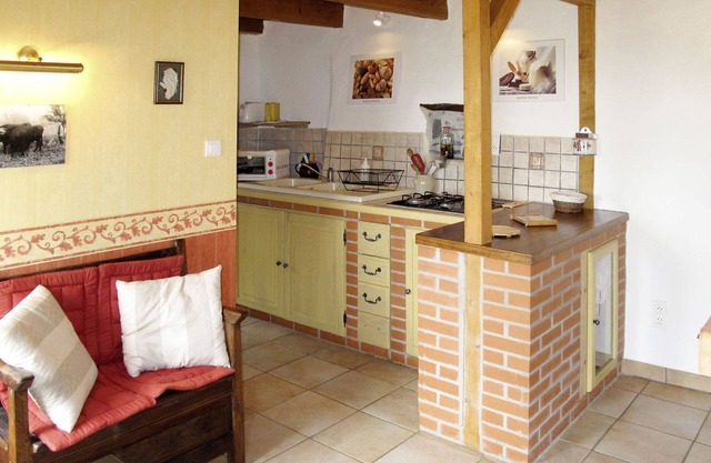 Beautiful private villa for 2 guests with WIFI, TV, patio, pets allowed and parking