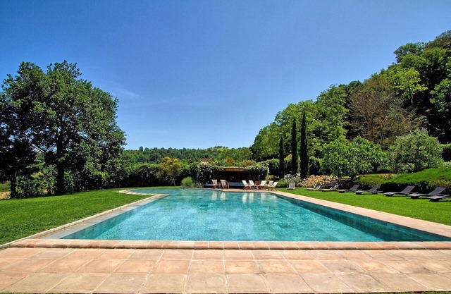 Beautiful private villa with WIFI, hot tub, private pool, A/C, TV, patio, close to San Gimignano