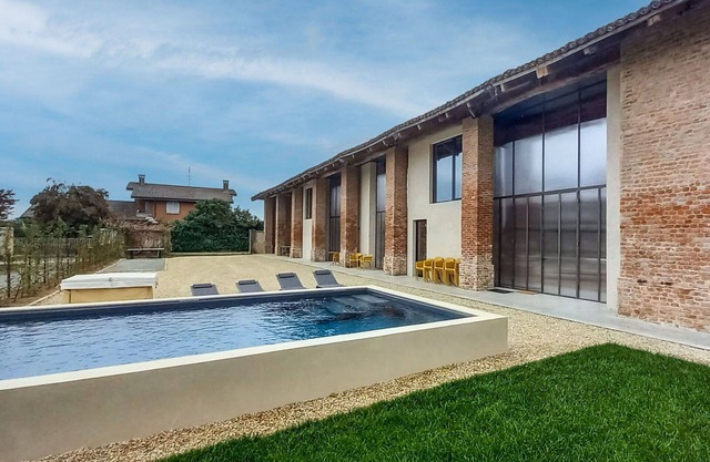 Beautiful private villa for 14 guests with A/C, hot tub, WIFI, private pool, TV and patio