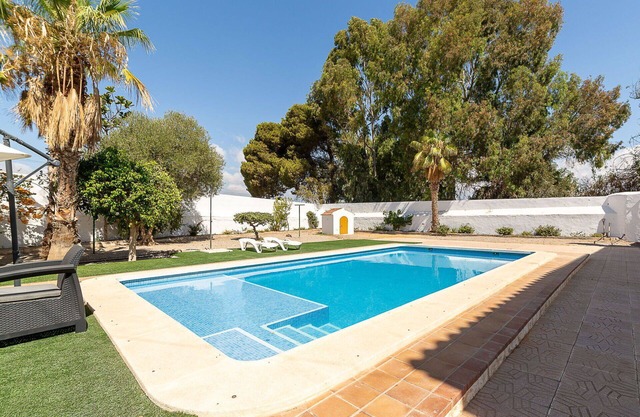 Beautiful private villa for 12 guests with private pool, WIFI, TV, patio and parking