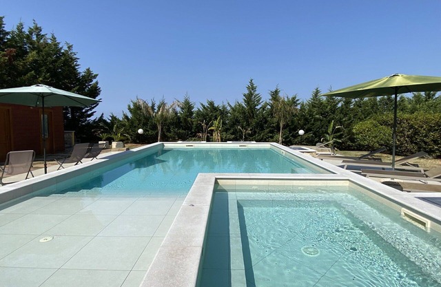 Beautiful private villa with WIFI, private pool, hot tub, A/C, TV, patio and pets allowed