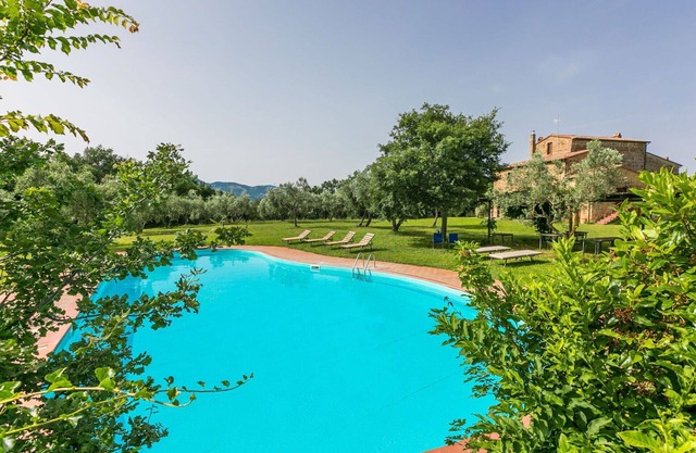 Beautiful private villa for 22 guests with WIFI, private pool, patio, pets allowed and parking