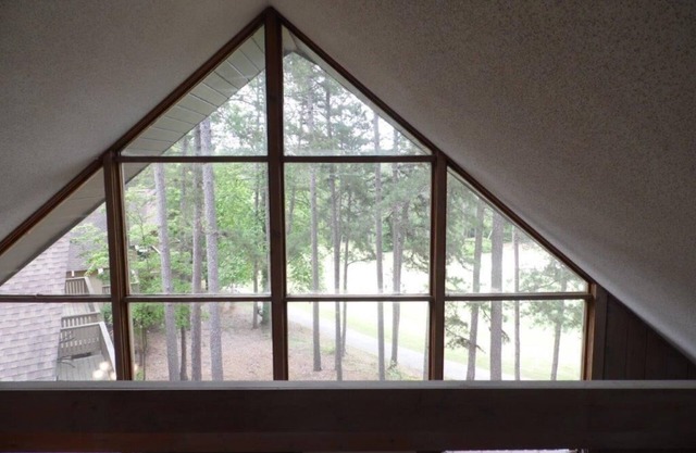 Beautiful, quaint newly-renovated Keowee Key condo with golf course view!