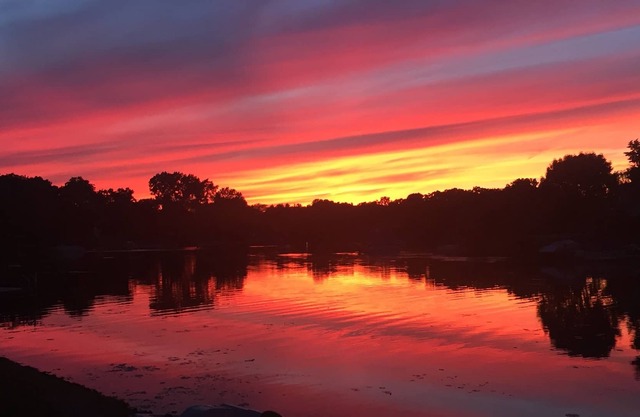 Beautiful, quaint, on the lake escape ~ close to Chicago / Milwaukee ~ Pontoon
