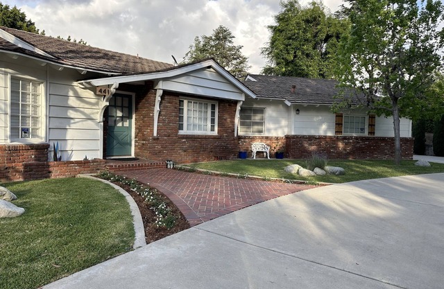 Beautiful Ranch Home Retreat Park Like Setting on 3/4 AcrenClose to Disneyland