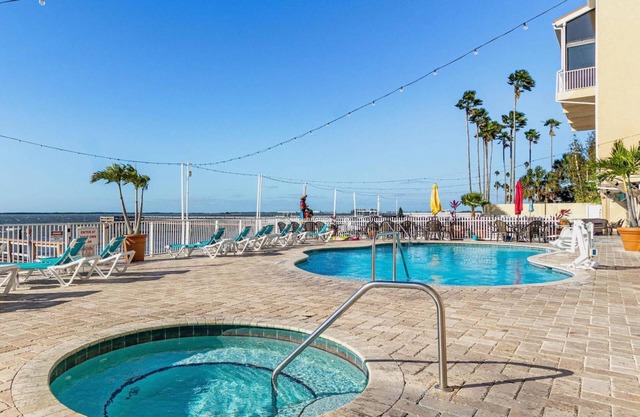 Beautiful Resort Condo with 2 Pools, Hot tub, Tiki Bar & Restaurant
