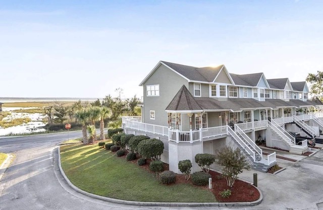 Beautiful Riverside Retreat on St Marys River, just a short walk to town & ferry