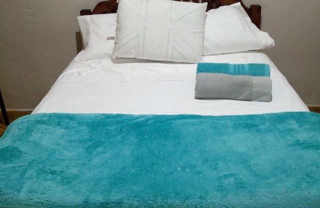 Beautiful room in La Esperanza, San José, Centro + breakfast included.