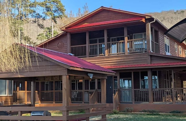 Beautiful rustic lodge located on Lake Guntersville with private boat ramp/dock
