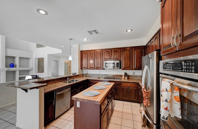 Beautiful Spacious 5-bedroom bungalow in vibrant Las Vegas with WiFi, AC