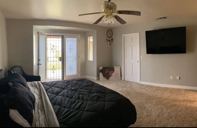 Beautiful, spacious, and cozy 3bed -2bath home in the serene high desert.