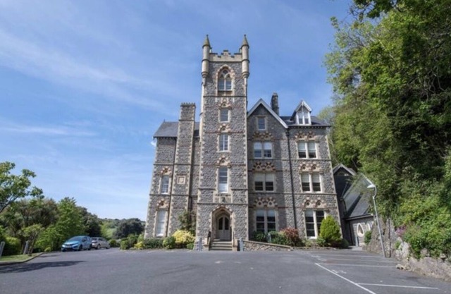 Beautiful spacious apartment 100m from the beach