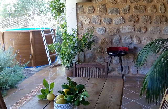 beautiful stone house. pool and Jacuzzi bath, air conditioning. ,5minutes center