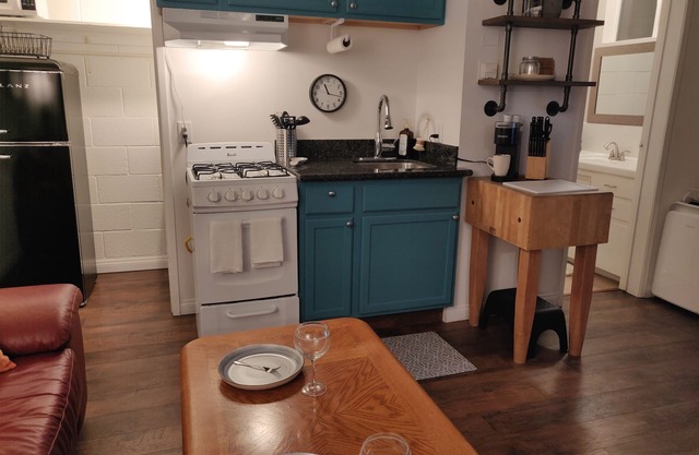 Beautiful Studio, Gated Private Yard, Fast WiFi with Parking