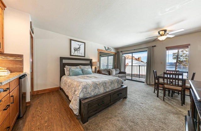 Beautiful Studio w/Lake View #243 at Donner Lake Village