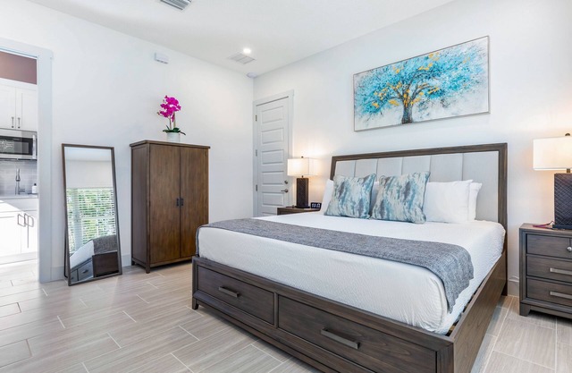 Beautiful studio with heated pool, kitchenette, central AC, & firepit