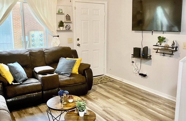 Beautiful & Stylish 2 BR & 2.5 Baths 10min downtown, 5min Lexington Med Center