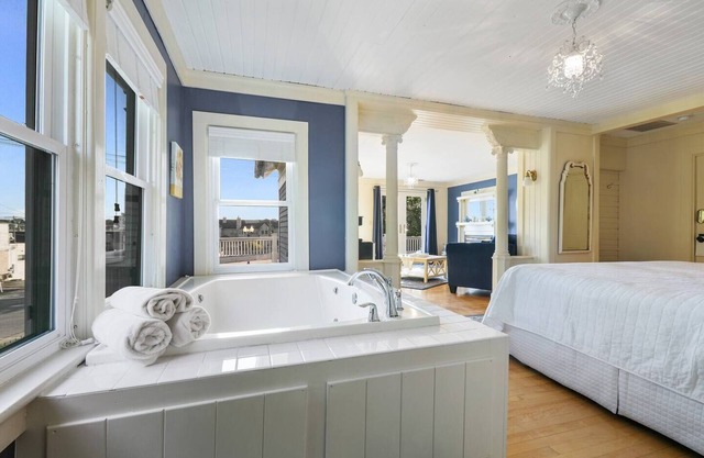 Beautiful suite with two person Jet tub. Downtown!