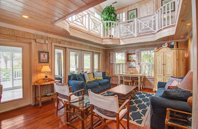 Beautiful Sullivan’s Island home next to lighthouse - easy walk to beach