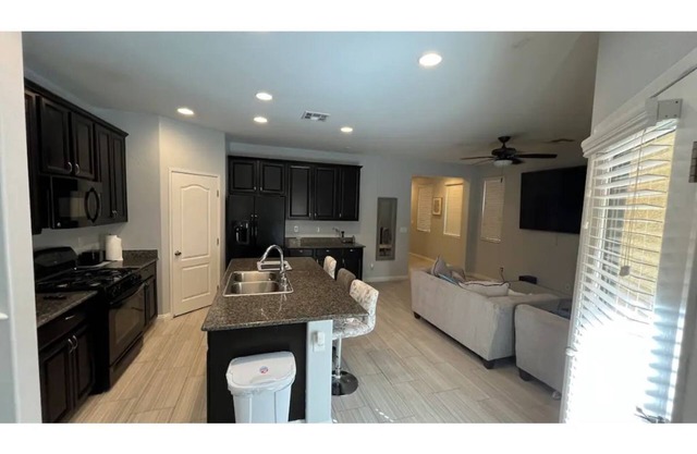 Beautiful Summerlin 4-Bedroom Home with community Pool