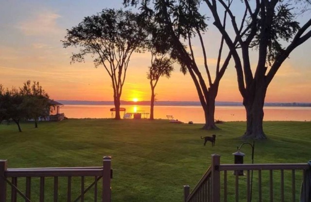 Beautiful Sunrises and Lakefront Views!