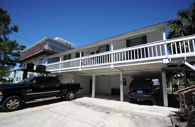 Beautiful Sunsets-Upstairs Unit.Enjoy The Natural Beauty Of Old Florida