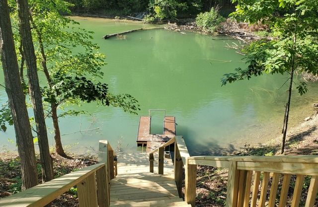Beautiful Tiny Home log cabin on the lake - Perfect for a couples getaway!