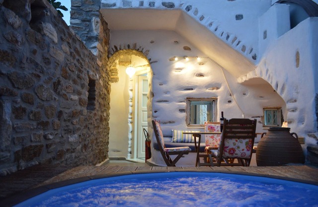 Beautiful traditional house with private terraces and jacuzzi